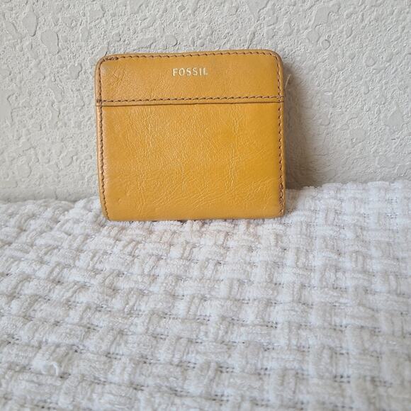 Fossil Mustard Leather Card Holder - Picture 1 of 9